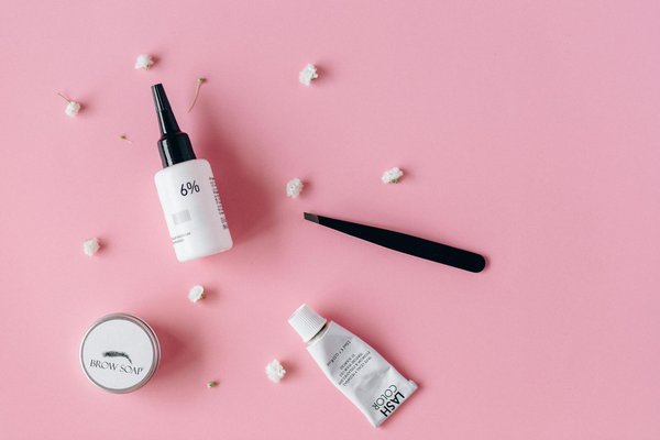 Découvrez les casquettes plates : tendance et élégance assurée !